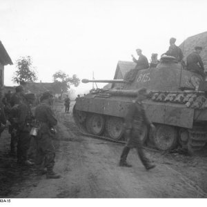 Bundesarchiv_Bild_101I-088-3743A-15,_Russland,_Panzer_V__Panther__in_Ortschaft.jpg