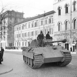 Bundesarchiv_Bild_101I-310-0884-16,_Italien,_Panzer_V_(Panther)_in_Stadt.jpg