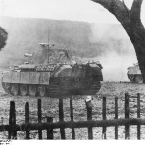 Bundesarchiv_Bild_146-1975-015-03,_Russland,_Panzer__Panther__schießend.jpg
