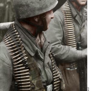 Bundesarchiv_Bild_101I-585-2192-27,_Frankreich,_Fallschirmjäger_Recolored.jpg