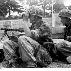 Bundesarchiv_Bild_101I-304-0635-16,_Italien,_Fallschirmjäger_mit_MG.jpg