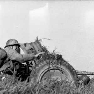 Bundesarchiv_Bild_101I-575-1805-08A,_Italien,_Fallschirmjäger,_Pak.jpg