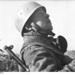 Bundesarchiv_Bild_101I-575-1824-13,_Italien,_Fallschirmjäger,_Himmel_beoachtend.jpg