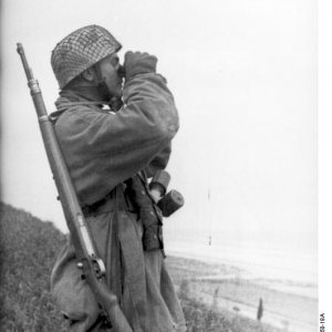 Bundesarchiv_Bild_101I-576-1850-18A,_Italien,_Fallschirmjäger_auf_Beobachtungsposten.jpg