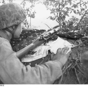 Bundesarchiv_Bild_101I-584-2160-32,_Frankreich,_Fallschirmjäger_in_Deckung.jpg