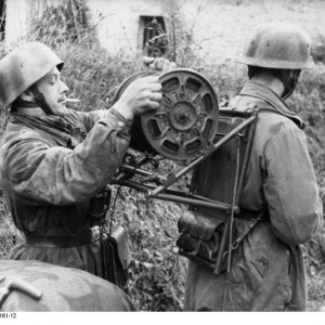 Bundesarchiv_Bild_101I-584-2161-12,_Frankreich,_Fallschirmjäger_mit_Kabeltrommel.jpg