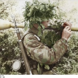 Bundesarchiv_Bild_101I-586-2221-14,_Frankreich,_Normandie,_Fallschirmjäger_Recolored.jpg