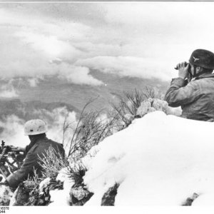 Bundesarchiv_Bild_183-J16378,_Italien,_Fallschirmjäger_in_einer_Stellung.jpg