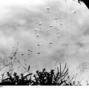 Bundesarchiv_Bild_183-L22010,_Kreta,_Fallschirmjäger_am_Schirm.jpg