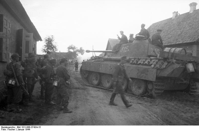 Bundesarchiv_Bild_101I-088-3743A-15,_Russland,_Panzer_V__Panther__in_Ortschaft.jpg