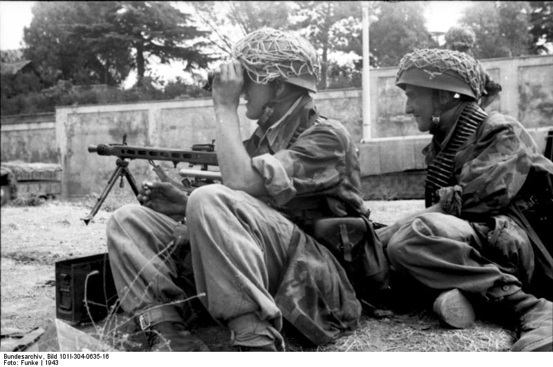 Bundesarchiv_Bild_101I-304-0635-16,_Italien,_Fallschirmjäger_mit_MG.jpg