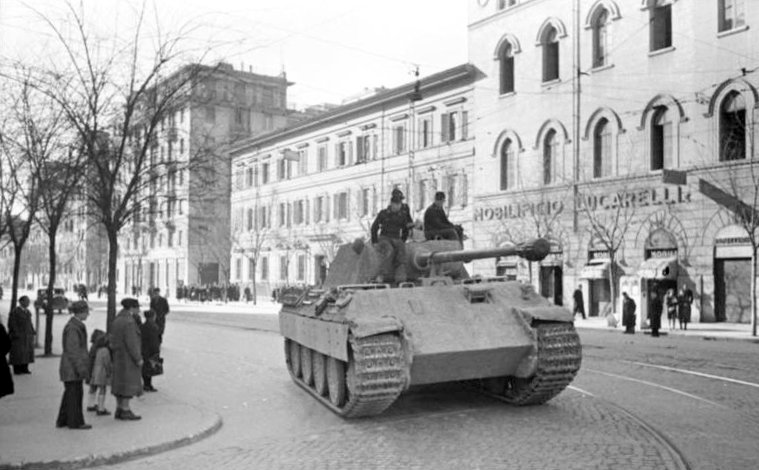 Bundesarchiv_Bild_101I-310-0884-16,_Italien,_Panzer_V_(Panther)_in_Stadt.jpg