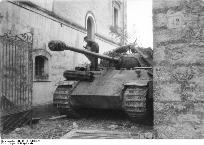 Bundesarchiv_Bild_101I-313-1001-26,_Italien,_Panzer_V_(Panther)_in_Ortschaft.jpg