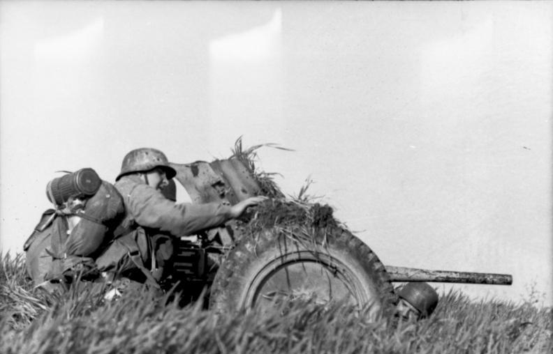 Bundesarchiv_Bild_101I-575-1805-08A,_Italien,_Fallschirmjäger,_Pak.jpg