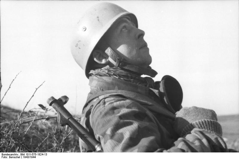 Bundesarchiv_Bild_101I-575-1824-13,_Italien,_Fallschirmjäger,_Himmel_beoachtend.jpg