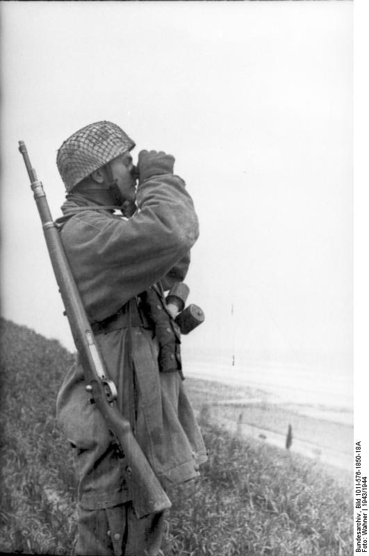 Bundesarchiv_Bild_101I-576-1850-18A,_Italien,_Fallschirmjäger_auf_Beobachtungsposten.jpg