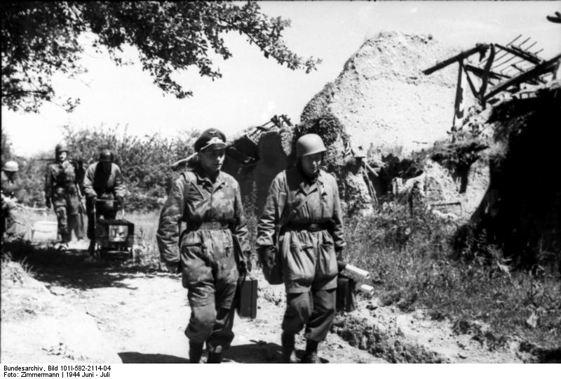 Bundesarchiv_Bild_101I-582-2114-04,_Frankreich,_Fallschirmjäger_auf_Marsch.jpg