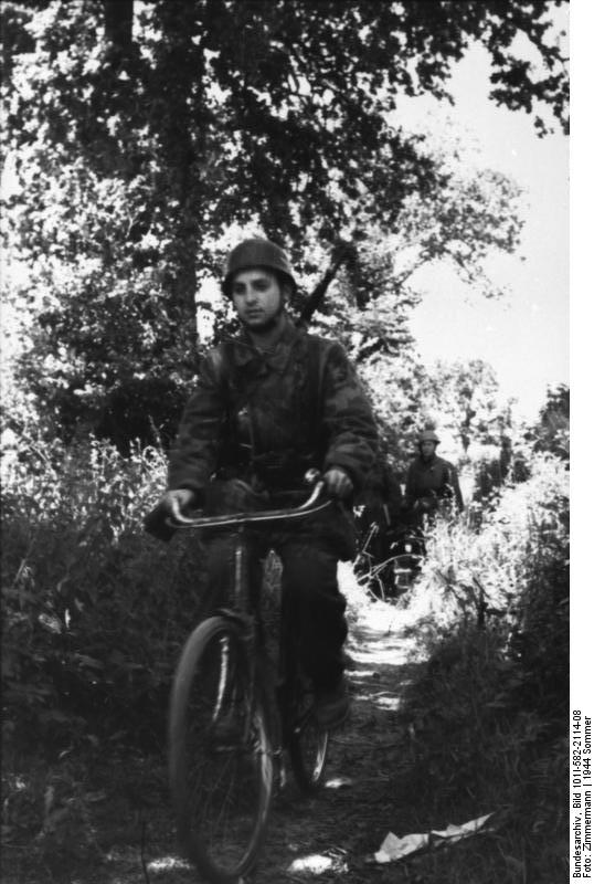 Bundesarchiv_Bild_101I-582-2114-08,_Frankreich,_Fallschirmjäger_mit_Fahrrad.jpg
