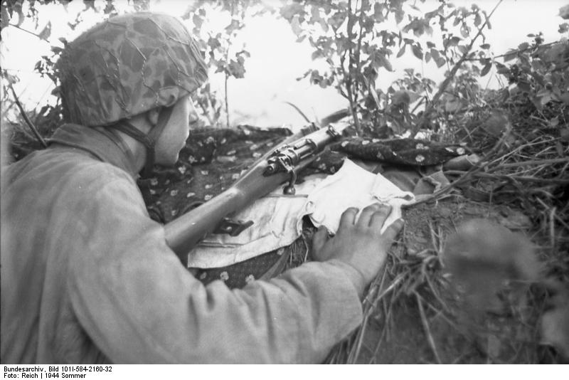 Bundesarchiv_Bild_101I-584-2160-32,_Frankreich,_Fallschirmjäger_in_Deckung.jpg