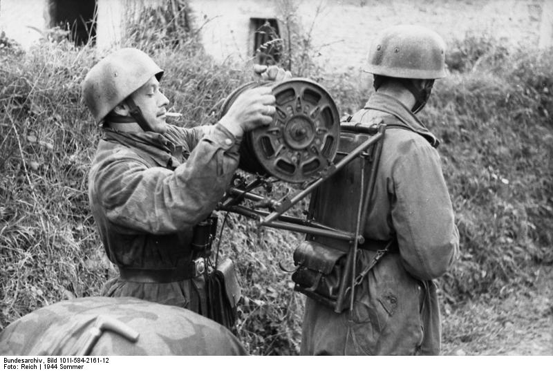 Bundesarchiv_Bild_101I-584-2161-12,_Frankreich,_Fallschirmjäger_mit_Kabeltrommel.jpg