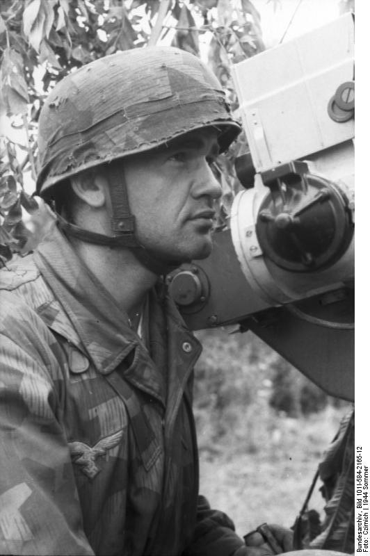 Bundesarchiv_Bild_101I-584-2165-12,_Frankreich,_Fallschirmjäger_an_Geschütz.jpg