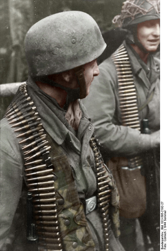 Bundesarchiv_Bild_101I-585-2192-27,_Frankreich,_Fallschirmjäger_Recolored.jpg