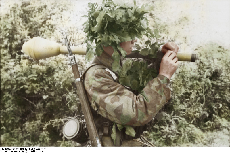 Bundesarchiv_Bild_101I-586-2221-14,_Frankreich,_Normandie,_Fallschirmjäger_Recolored.jpg