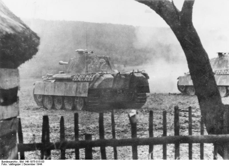 Bundesarchiv_Bild_146-1975-015-03,_Russland,_Panzer__Panther__schießend.jpg