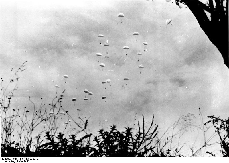 Bundesarchiv_Bild_183-L22010,_Kreta,_Fallschirmjäger_am_Schirm.jpg